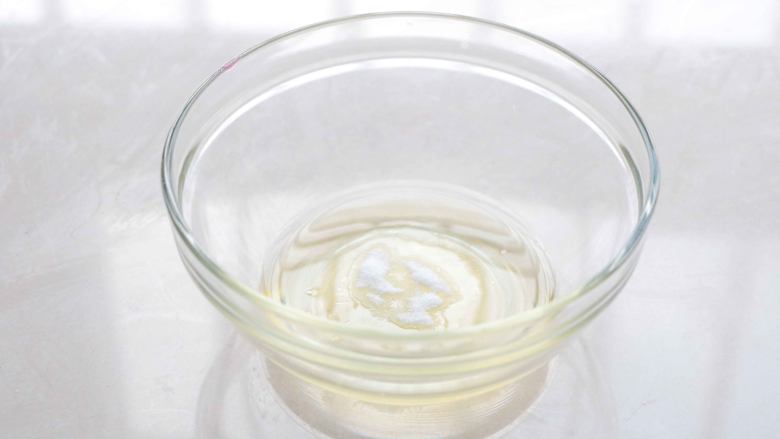 酸奶溶豆(超级详细),蛋清分次加入白糖打发