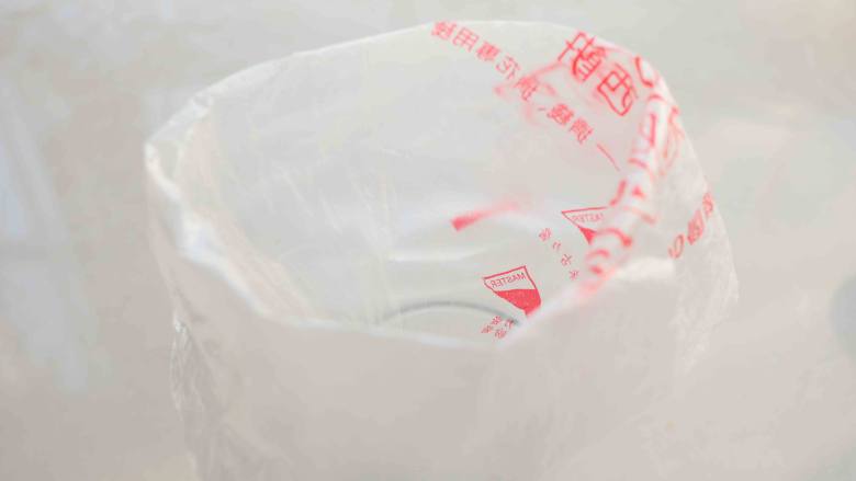 酸奶溶豆(超级详细),裱花袋提前准备好
放入高杯里