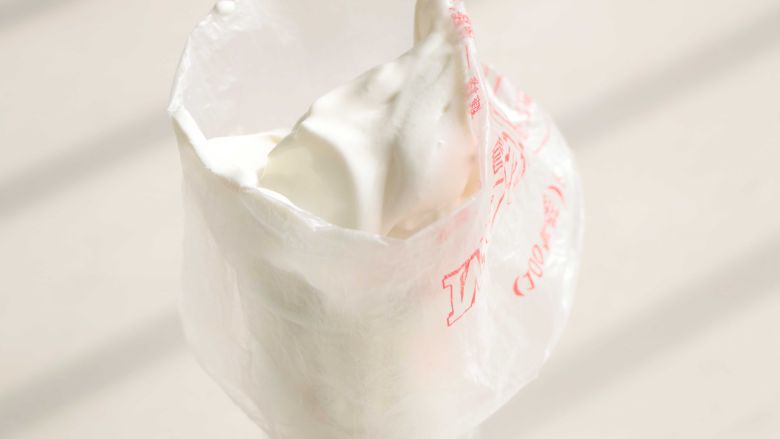 酸奶溶豆(超级详细),翻拌好的蛋白糊放入裱花袋里