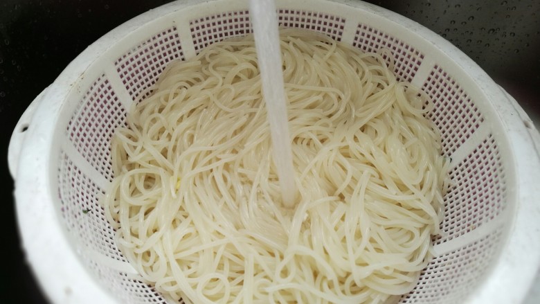 江西炒米粉,米粉捞出,过冷水,滤干。这个步骤是为了防止米线坨住。