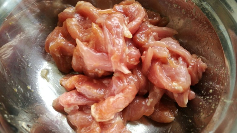 江西炒米粉,<a style='color:red;display:inline-block;' href='/shicai/ 429'>瘦肉</a>切丝,用生抽生粉油盐腌制10分钟左右。