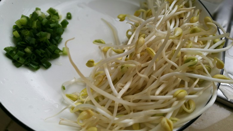 江西炒米粉,<a style='color:red;display:inline-block;' href='/shicai/ 120'>豆芽</a>菜是炒粉好搭档。可加可不加,个人比较喜欢加一点。