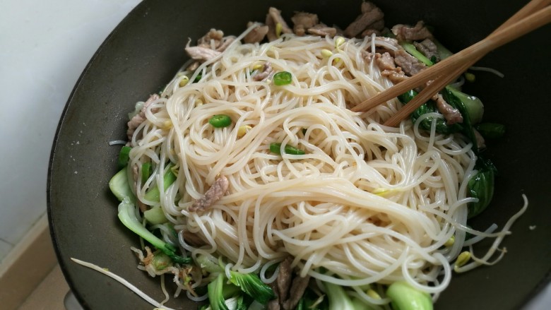 江西炒米粉,放入<a style='color:red;display:inline-block;' href='/shicai/ 3517'>青菜</a>和炒好的肉丝,翻炒均匀。