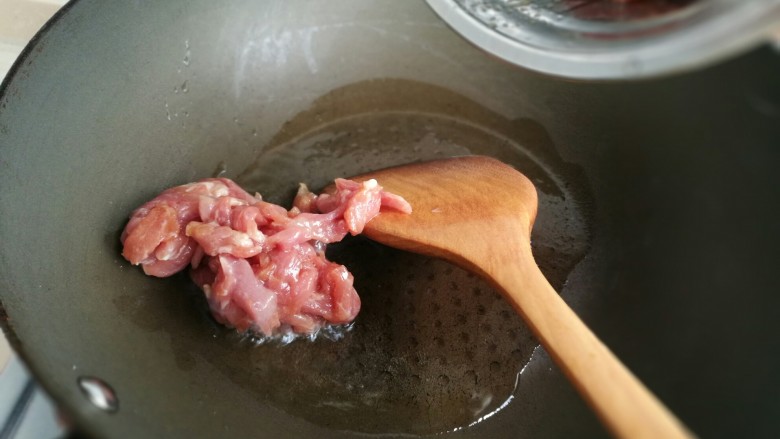 江西炒米粉,肉丝入锅,爆炒1分钟左右,出锅。