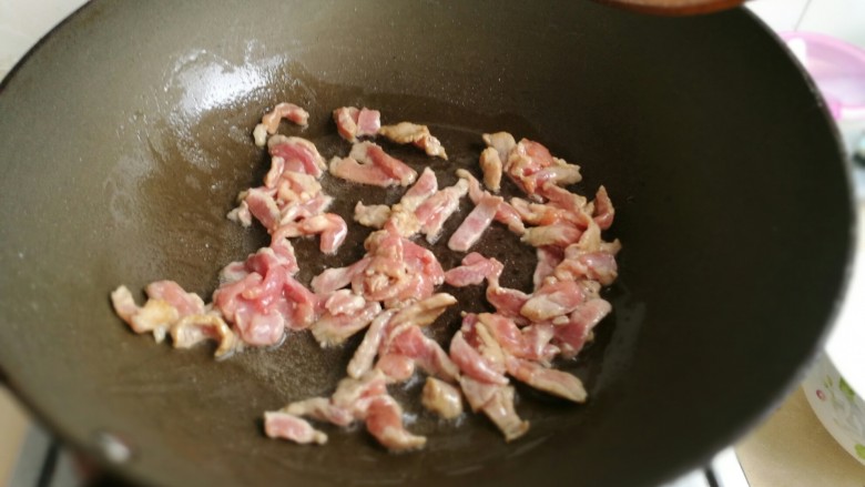 江西炒米粉,肉丝爆炒1~2分钟左右,炒好出锅备用。炒久了肉质会老。