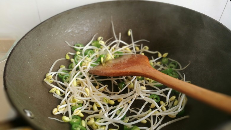江西炒米粉,再加点油,炒辣椒和豆芽,30秒左右。