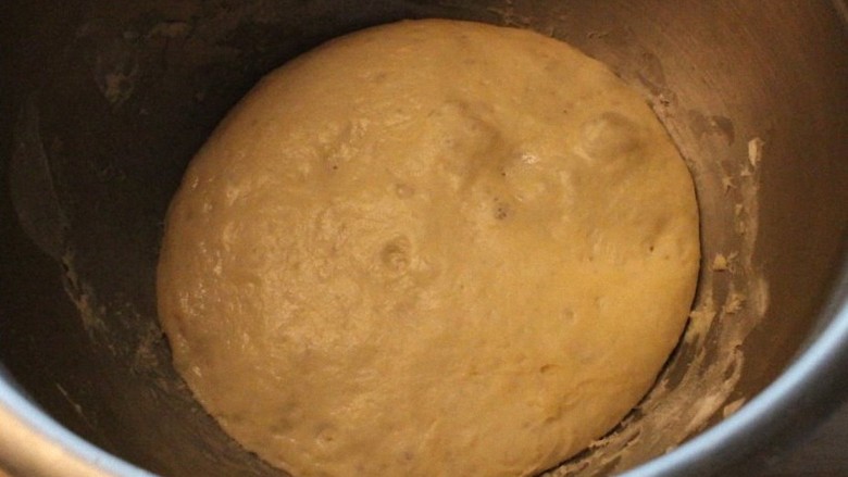 最爱面包+咖哩面包,制作中种面团:将中种材料混匀,置冰箱冷藏发酵约6小时以上。