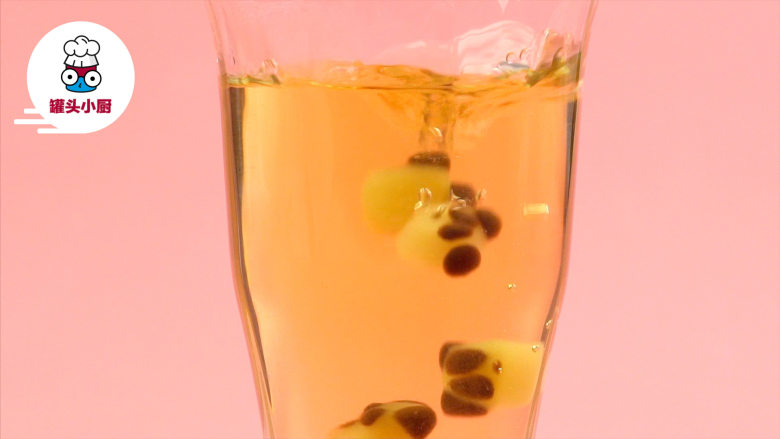 DIY熊猫珍珠奶盖茶,<a style='color:red;display:inline-block;' href='/shicai/ 155844'>白桃乌龙茶</a>包1包用热水泡开,丢掉茶包不用,放入适量熊猫珍珠