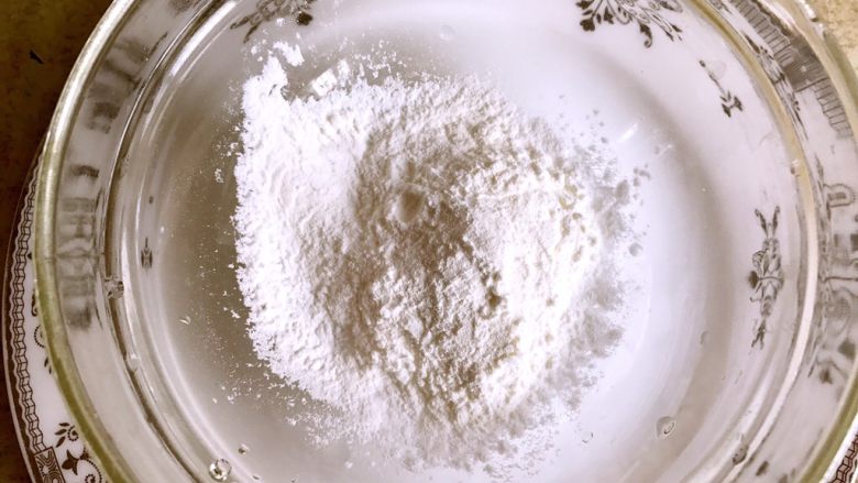 正宗烧茄子,取一只干净的小碗,然后依次放入玉米淀粉