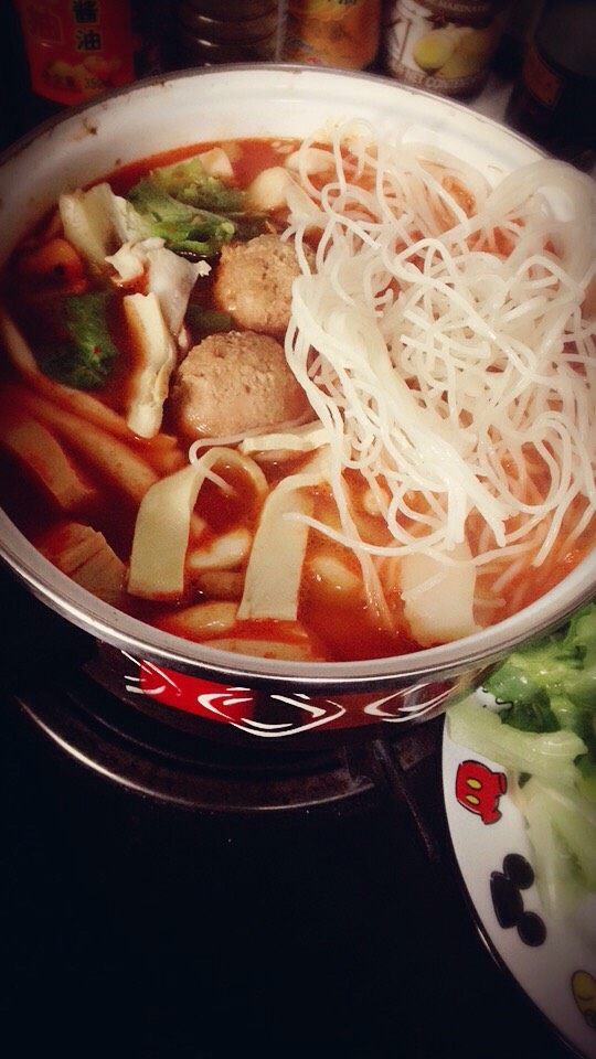 辣白菜豆腐锅,锅里满满,咕噜咕噜的煮