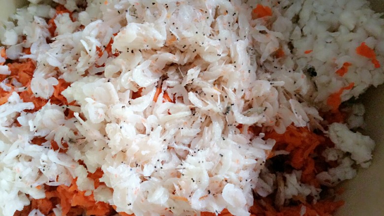 百财饺子,馅料里放入<a style='color:red;display:inline-block;' href='/shicai/ 288'>虾皮</a>,搅拌均匀