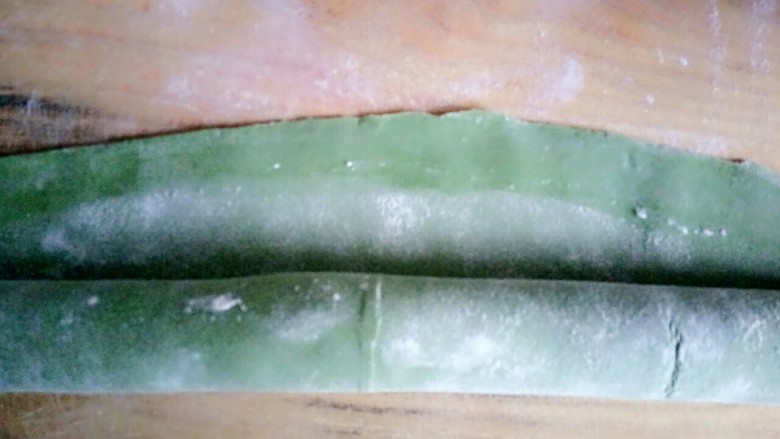 百财饺子,卷起来,卷的紧一些,在边上抹一点水,以防开了