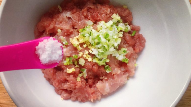 糖醋菜+糖醋藕丸,将肉末放入大碗中,加入葱姜末,加入一小勺盐