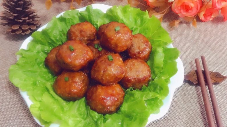 糖醋菜+糖醋藕丸,出锅装盘,即可食用。