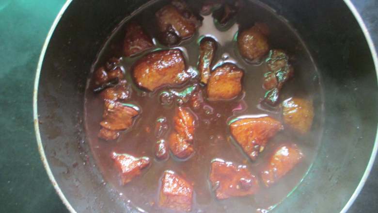 秘制鹌鹑蛋红烧肉,慢炖30分钟左右,汤汁浓稠