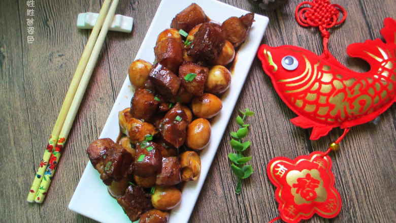 秘制鹌鹑蛋红烧肉,汤汁收尽,裹在肉上、鹌鹑蛋上即可,关火,出锅