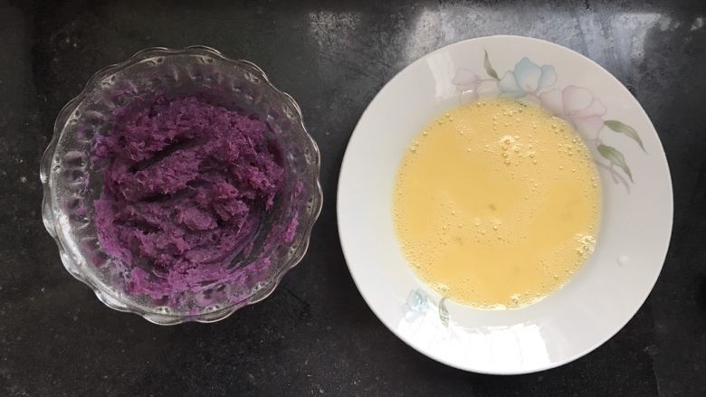 香蕉紫薯吐司卷,紫薯对半切开,放入锅中蒸熟,去皮加适量牛奶压成泥(感觉能涂开抹平即可,别太稀);鸡蛋加少许蛋液打散(也可以不加,看自己喜欢)