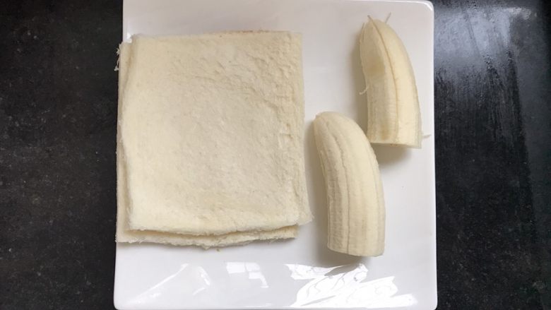 香蕉紫薯吐司卷,吐司去边,擀成薄片,香蕉随意可以切段也可以整根