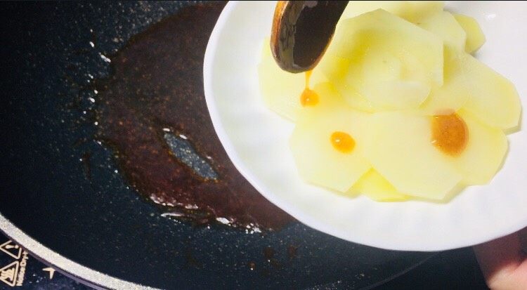 #糖醋菜#迷人糖醋土豆片,待料汁变得浓稠后可以浇在土豆的表面!也可以直接下土豆进行翻炒!