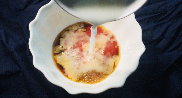 #糖醋菜#迷人糖醋土豆片,淀粉加入清水搅拌成水淀粉,加进碗里!起到浓稠的作用!