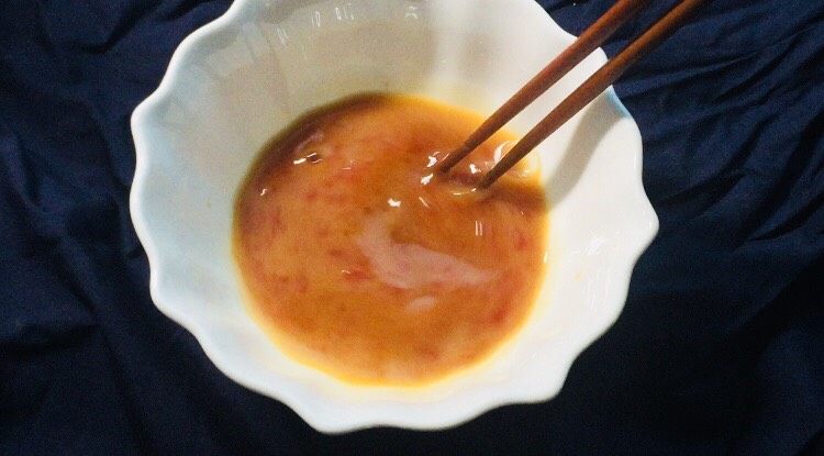 #糖醋菜#迷人糖醋土豆片,然后用筷子把这个调料都搅拌均匀,白糖更加需要搅拌至融化!