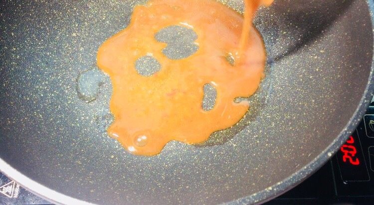 #糖醋菜#迷人糖醋土豆片,平底锅内放入少量的食用油,然后倒进调料汁!大火收汁!