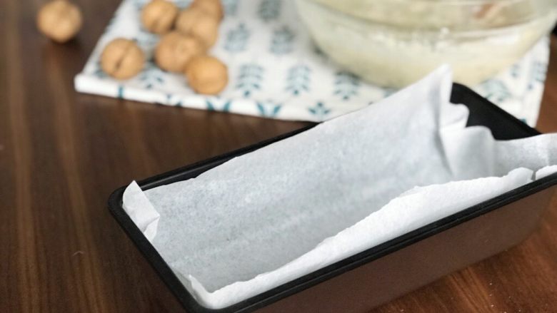 香蕉面包(超级香蕉版),准备烤盘、我喜欢用的烤纸(因为我太懒不想要洗碗)因为这样拿出来面包很方便.