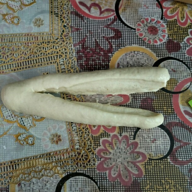 最爱面包+心形杂蔬面包,卷好的面团稍微搓长,用刮板从中间一分为二,一头不要切断