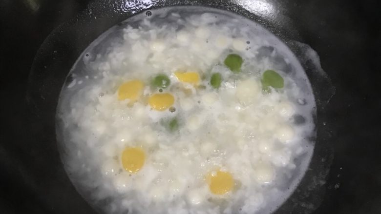 桂花酒酿圆子,圆子倒入锅中,大火煮开至圆子上浮