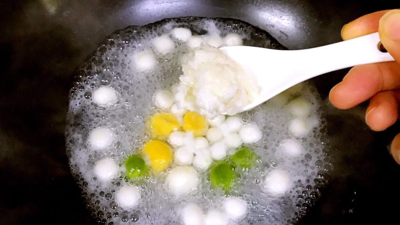 桂花酒酿圆子,开小火,加入甜酒酿稍煮