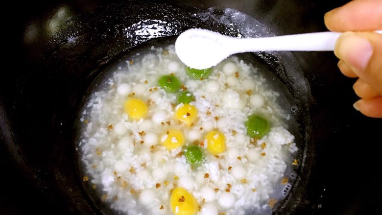 桂花酒酿圆子,加入<a style='color:red;display:inline-block;' href='/shicai/ 869'>白砂糖</a>,不喜欢太甜的也可少加或不加,因为蜜桂花本身就是甜的