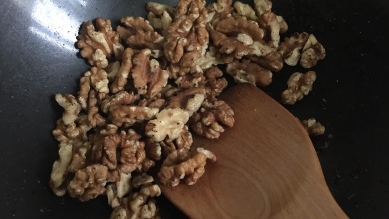 自制纯手工阿胶糕,再将核桃仁炒出香,放一边备用。