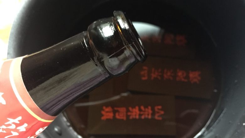 自制纯手工阿胶糕,倒入<a style='color:red;display:inline-block;' href='/shicai/ 894'>黄酒</a>,就是普通做菜用的料酒。提前1~2天浸泡。
