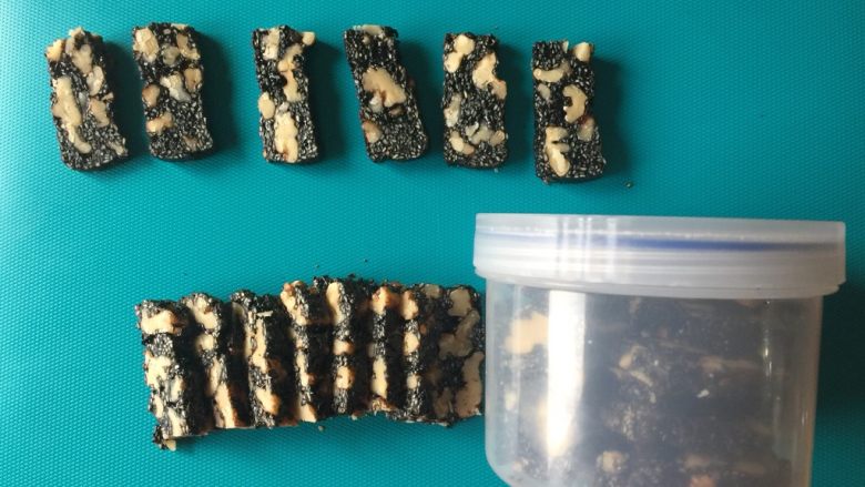 自制纯手工阿胶糕,密封装罐后放冰箱冷藏,随吃随取。