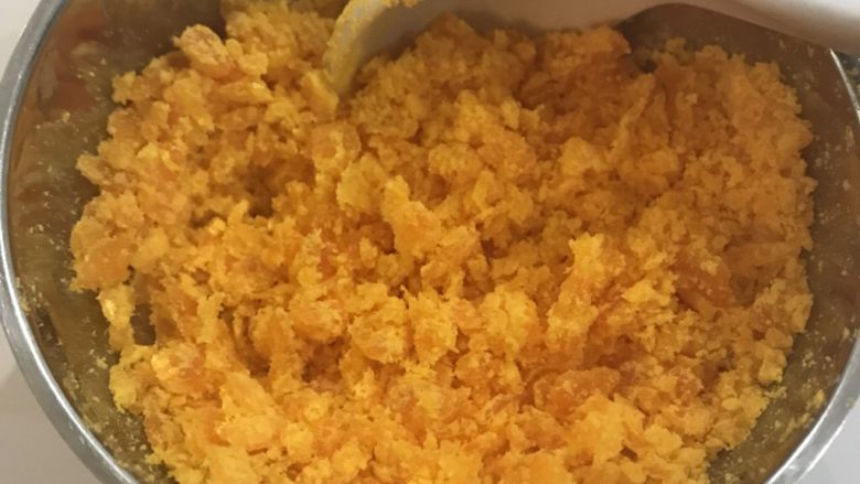 金沙蛋黄鸡翅,先把咸鸭蛋黄蒸熟,捣碎成泥
