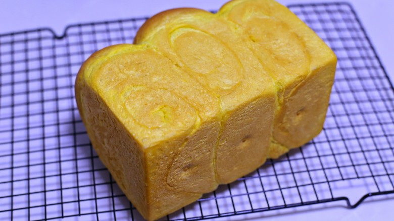 最爱面包+南瓜土司,取出后轻震模具倒出土司,晾凉后食用即可