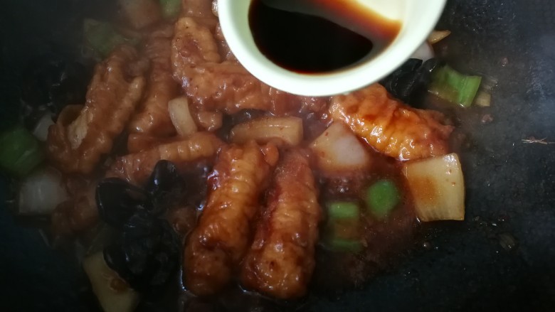 #懒人料理#红烧里脊肉条,临出锅前,沿着锅边,倒入醋。