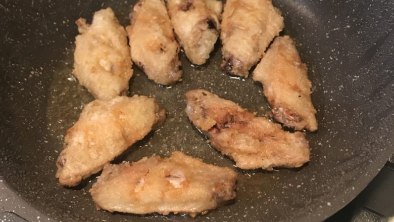 金沙蛋黄鸡翅,热油,下鸡翅,煎至两面金黄,捞出。
