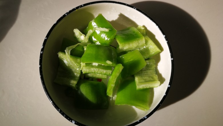#懒人料理#家常酱烧茄块,尖椒块,适量。