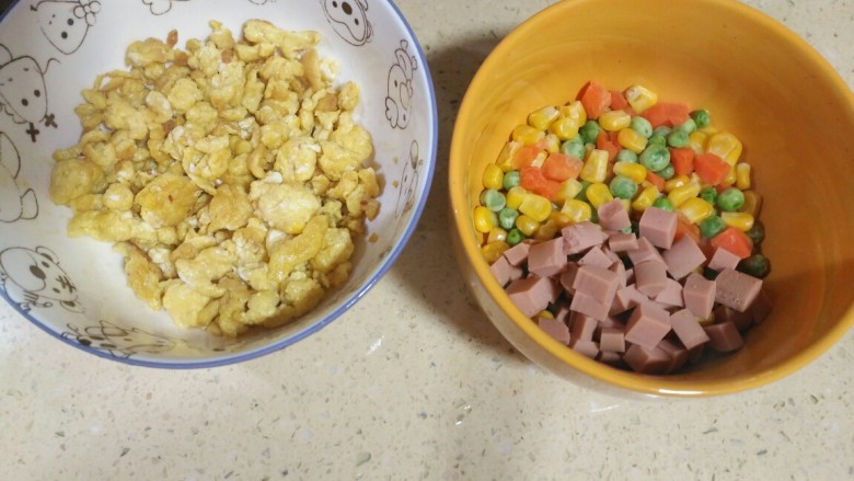 酱五丁炒米饭,素香肠也一起准备切完了,有爱吃葱蒜的可以准备,我家娃不吃,我也没放