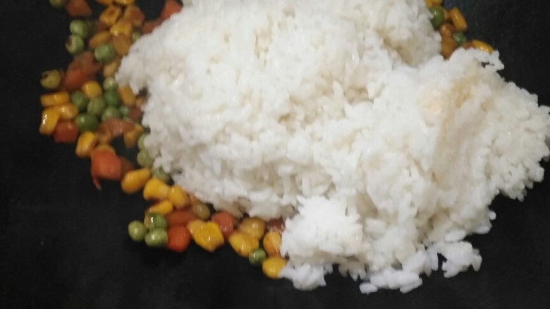 酱五丁炒米饭,熟了加入打散的米饭,然后搅拌均匀