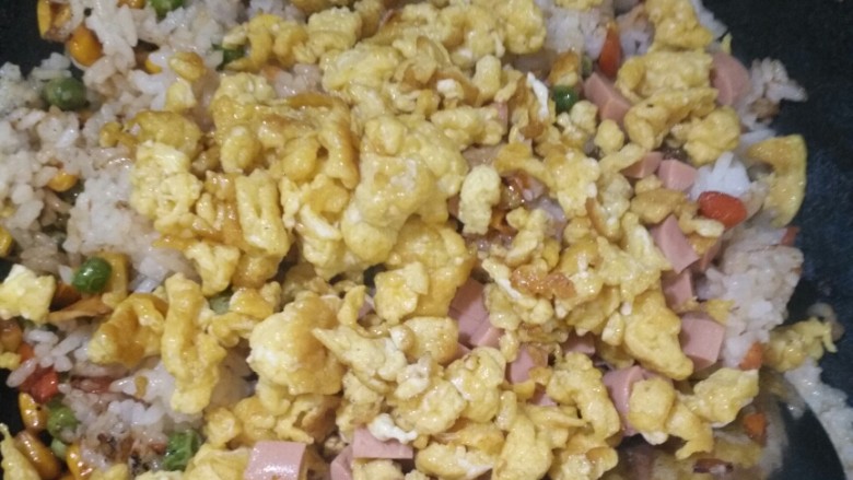 酱五丁炒米饭,炒匀加入酱油,素肠丁和鸡蛋丁