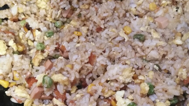 酱五丁炒米饭,炒一下,准备出锅,滴1滴香油,中间黑黑的是手机的阴影