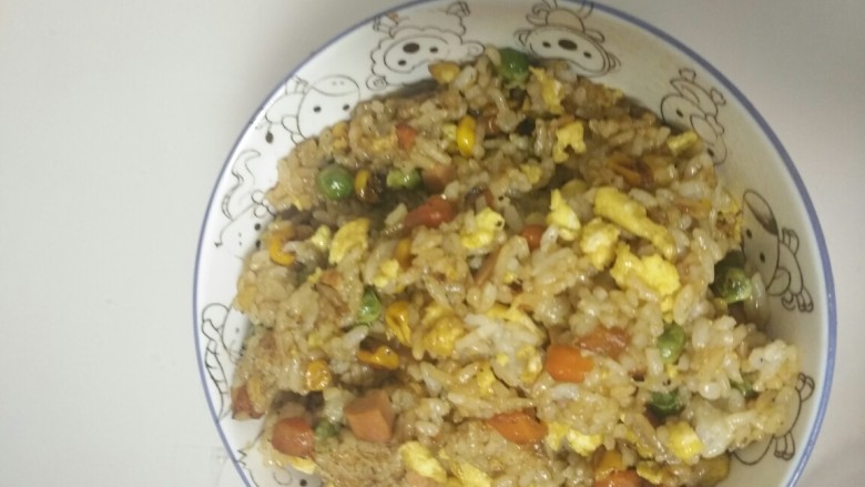 酱五丁炒米饭,出锅啦,边上有点焦,可以加入番茄酱吃,偶尔我家的加一点一拌,味道也很不错,开餐啦!