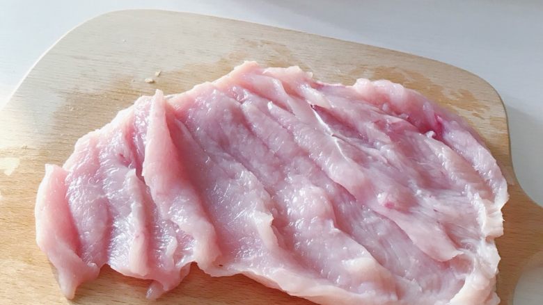 “风云”炸鸡排,食材处理:将鸡胸肉用刀片开