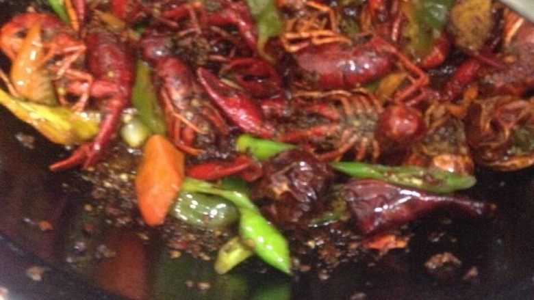 麻辣小龙虾,放入青椒,熄火慢慢焙