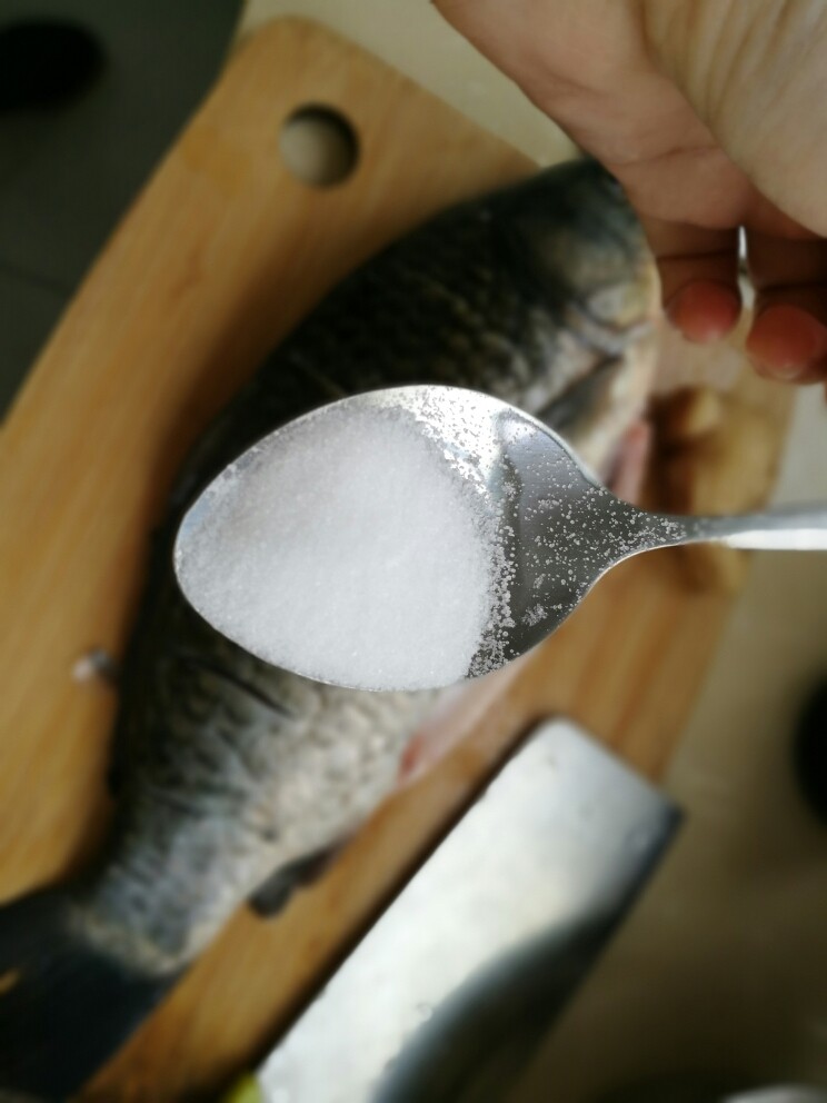 油淋鲫鱼,鱼身两面以及里外均匀抹盐、生抽。盐的用量要控制好,因为生抽也是有盐味的。