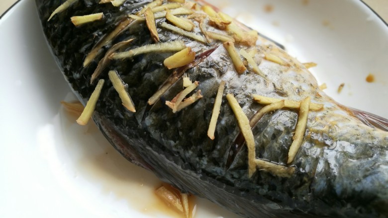 油淋鲫鱼,鱼身里外塞姜丝。腌制15分钟。(不需要腌制太久,放久了肉就不嫩不新鲜了。)