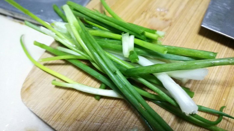 油淋鲫鱼,准备一点香葱。如果有香菜,用香菜会更香。