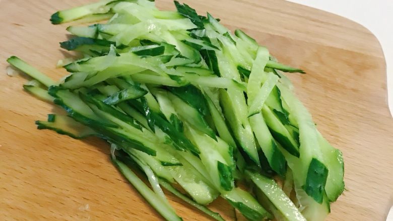 “风云”炸鸡排,黄瓜切丝 铺在盘子底部(黄瓜丝在冬日 自带的冰爽 与热气腾腾的鸡肉完美融合)